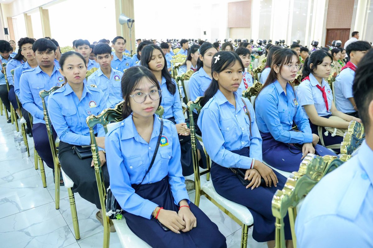 苏庆出席马德望省优秀学生表彰仪式 90名A等生获赠摩托车