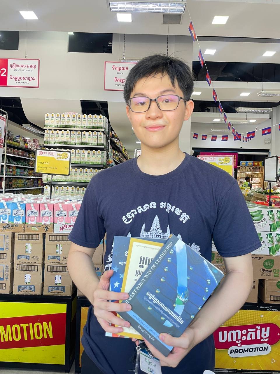集茂超市奖励优秀学生 凭成绩单领取书籍