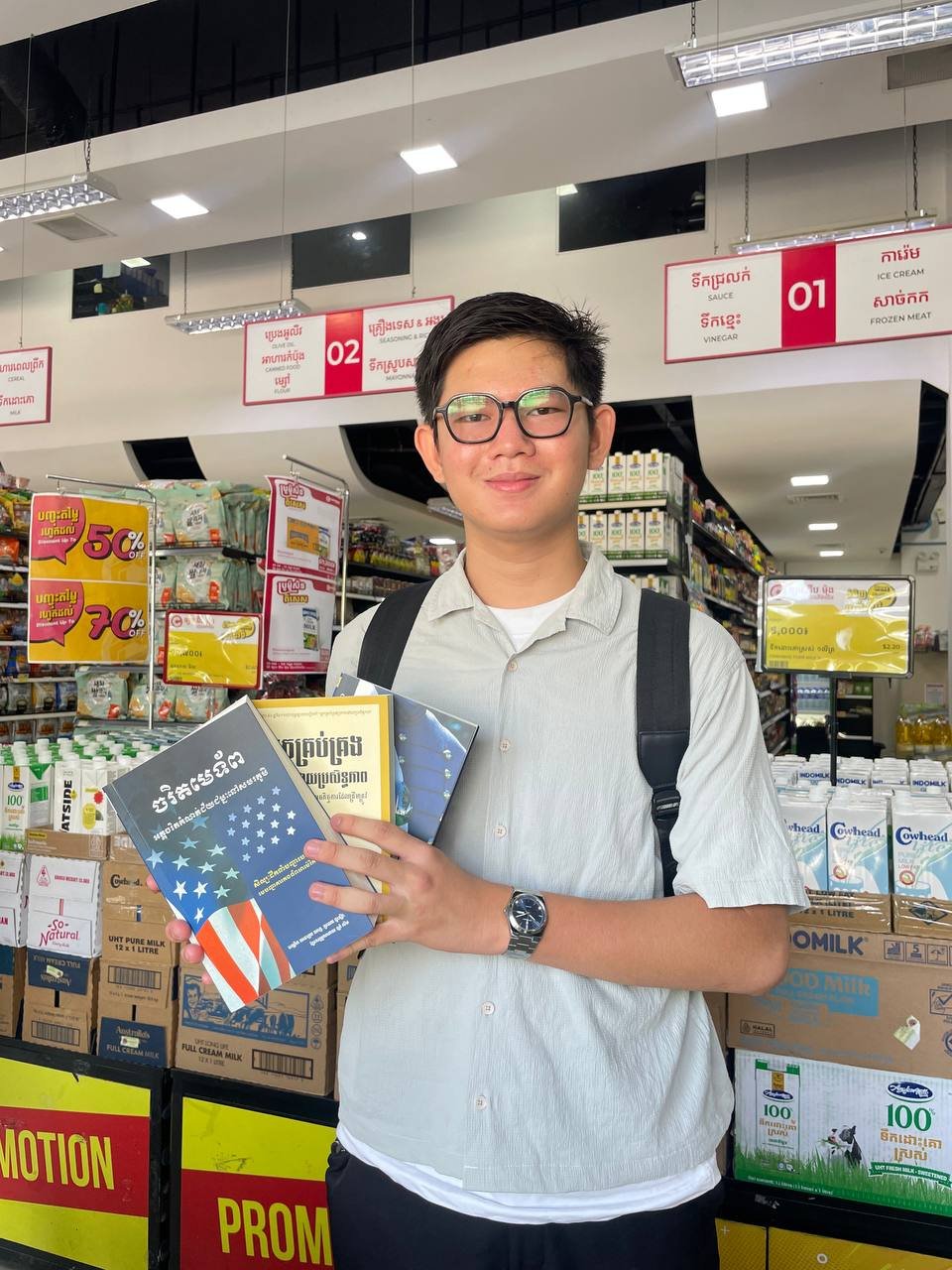 集茂超市奖励优秀学生 凭成绩单领取书籍