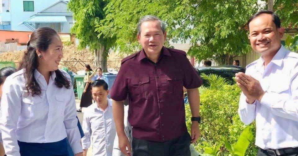 洪玛奈总理近日前往金边贡布中学进行视察,与学校管理层