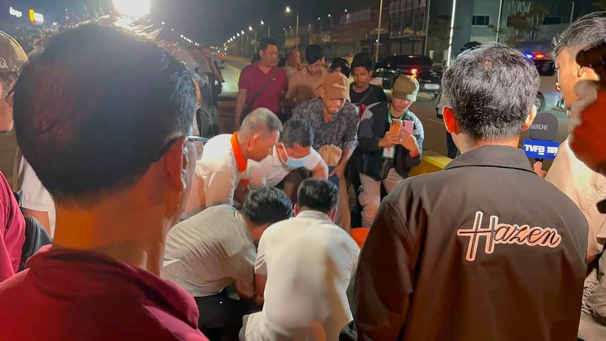 金边洪森大道发生严重车祸 嘟嘟车追尾轿车致一人身亡