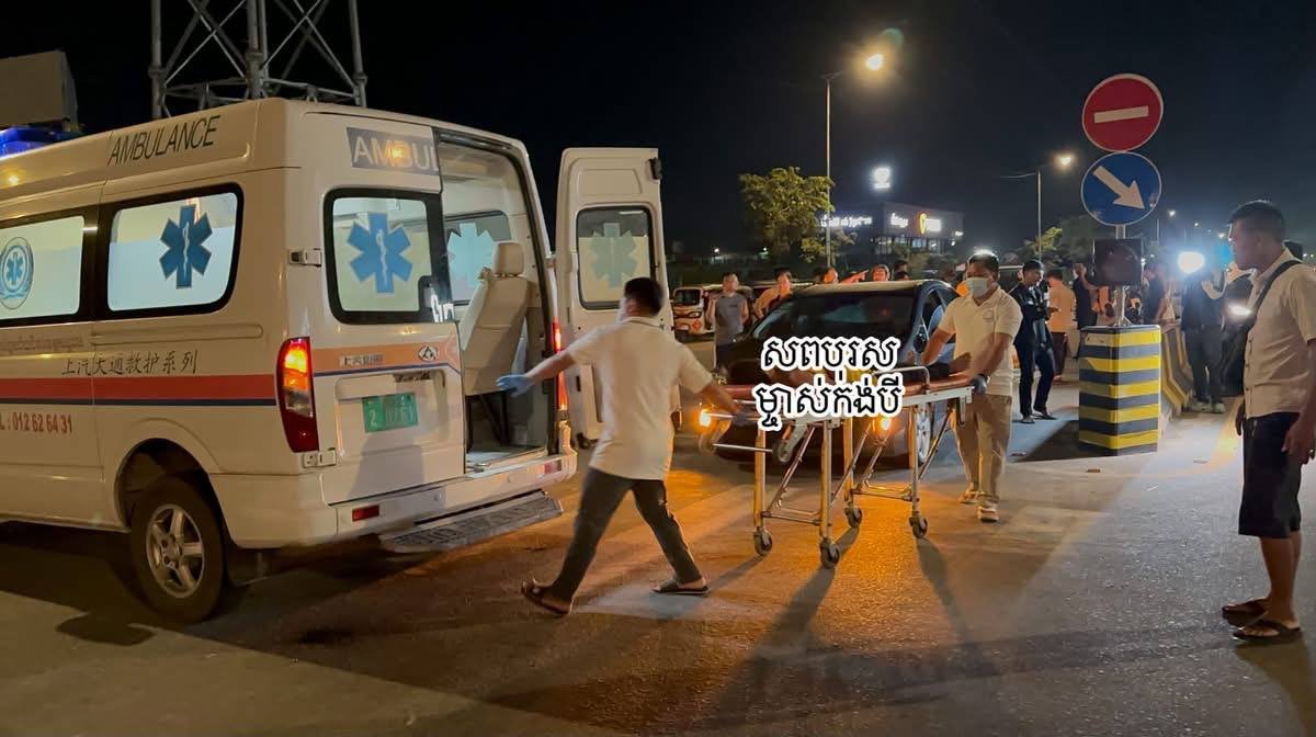 金边洪森大道发生严重车祸 嘟嘟车追尾轿车致一人身亡