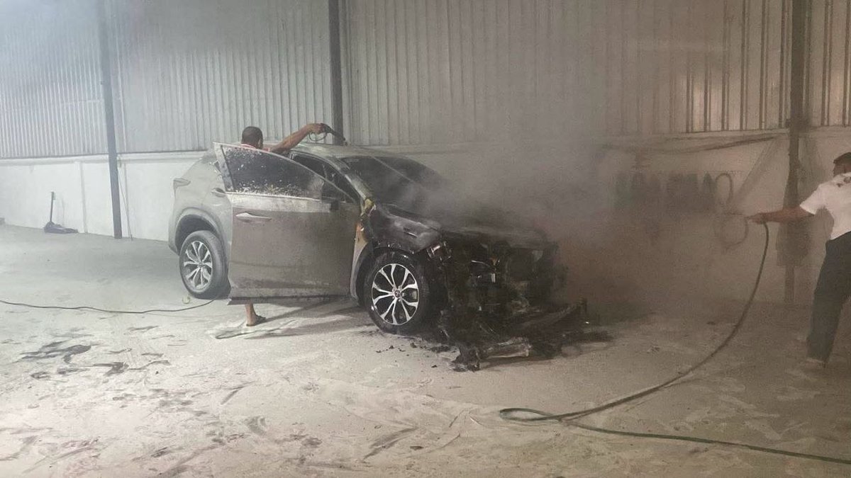 金边堆谷区一辆雷克萨斯NX200t凌晨自燃