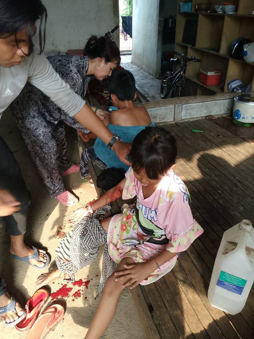 金边羽毛球装备店推广YONEX及李宁品牌