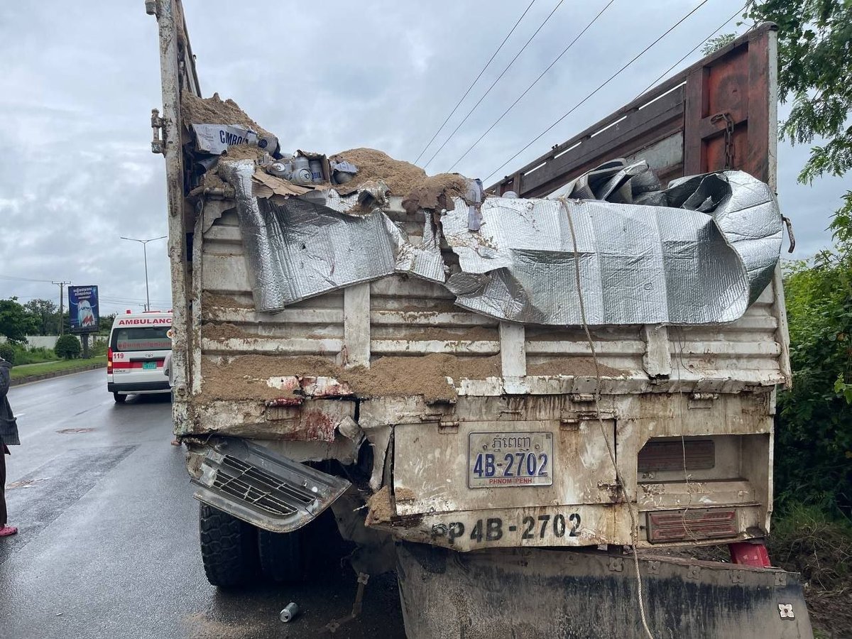 金边5号公路发生严重车祸 砂石车违规超车致人死亡