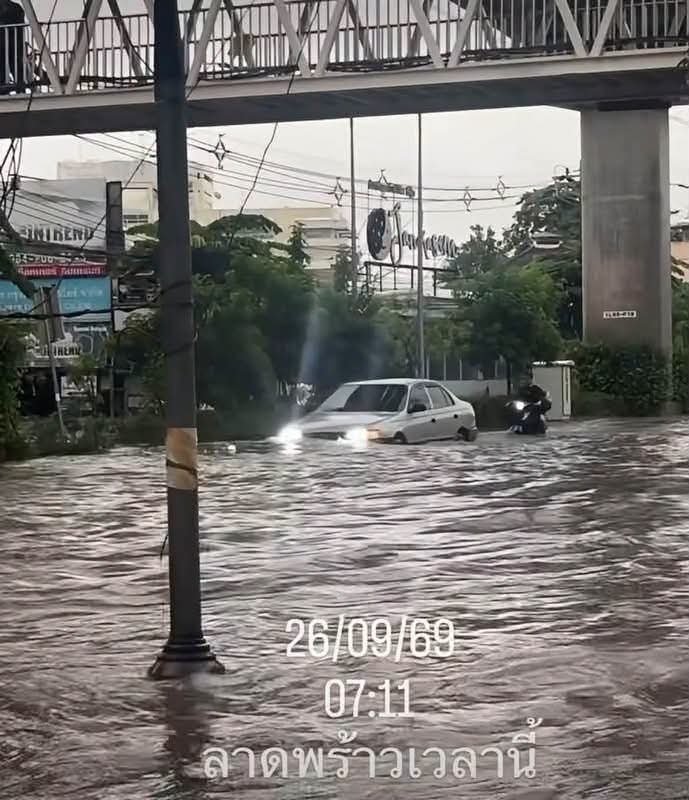 泰国曼谷遭遇严重洪涝 75%区域受灾发布预警