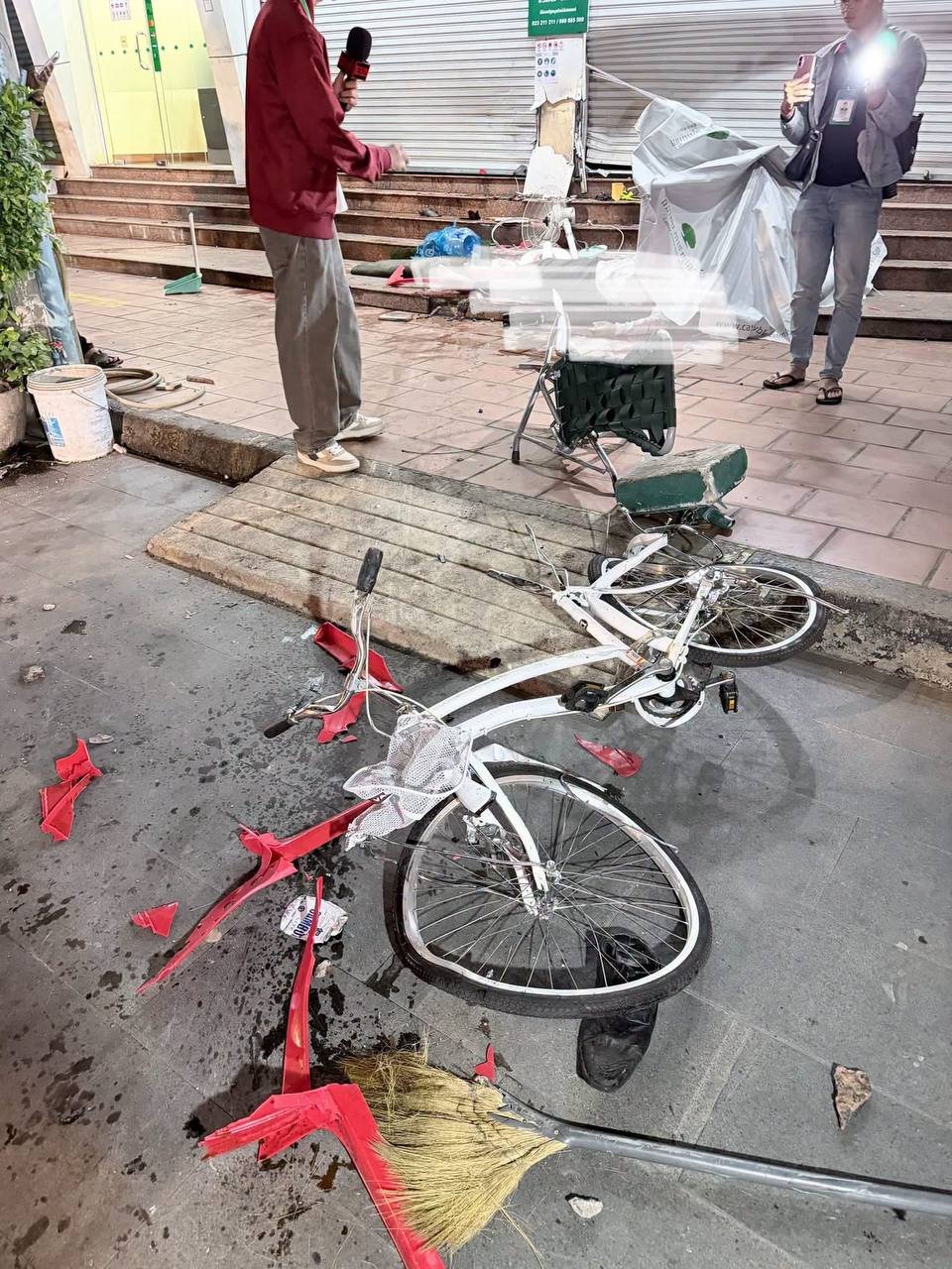 金边271路发生严重车祸 肇事车辆撞击银行安保