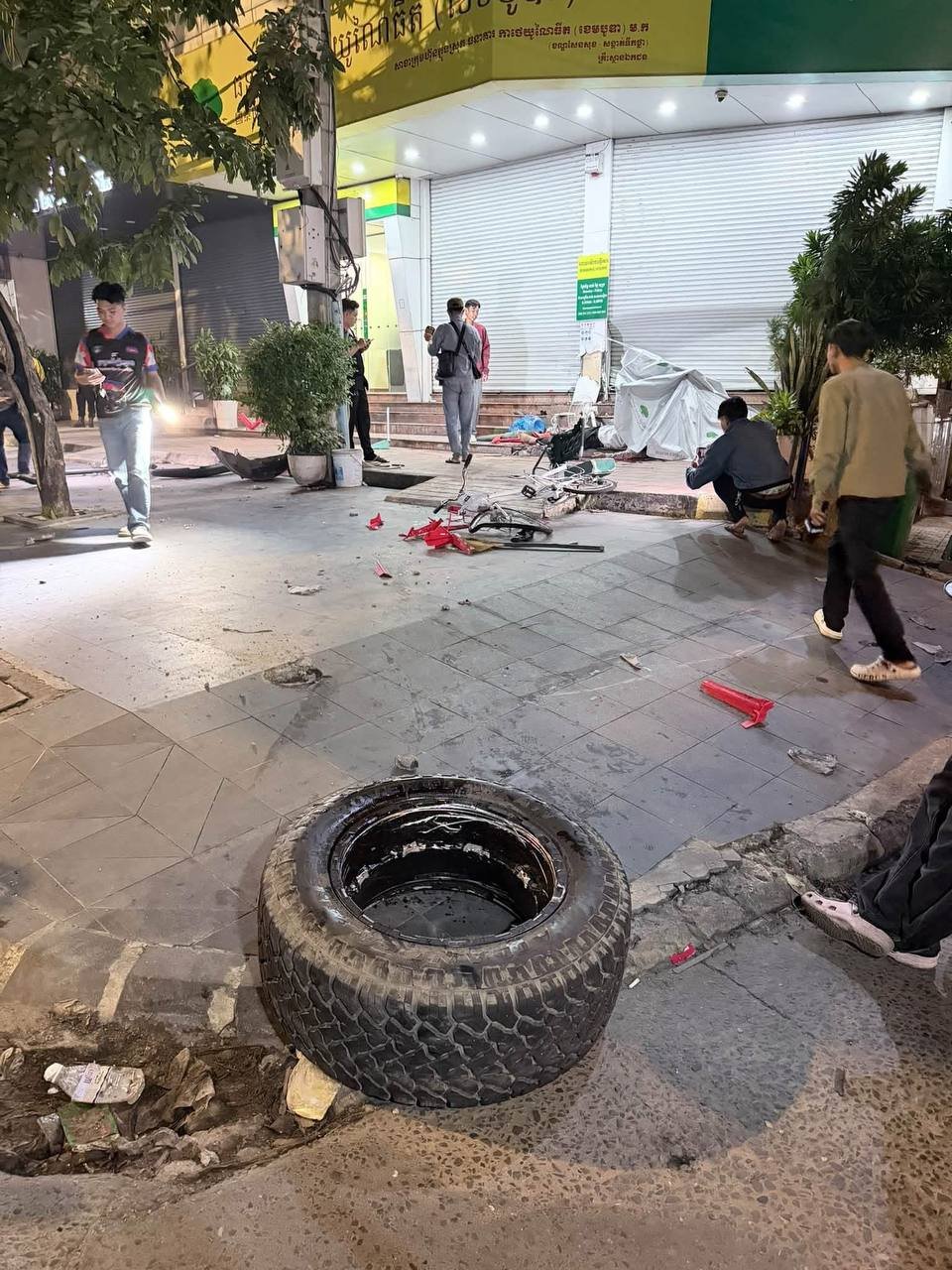 金边271路发生严重车祸 肇事车辆撞击银行安保