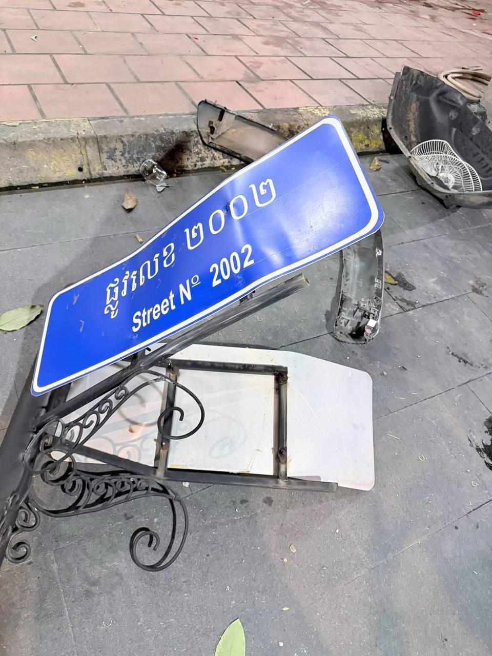 金边271路发生严重车祸 肇事车辆撞击银行安保