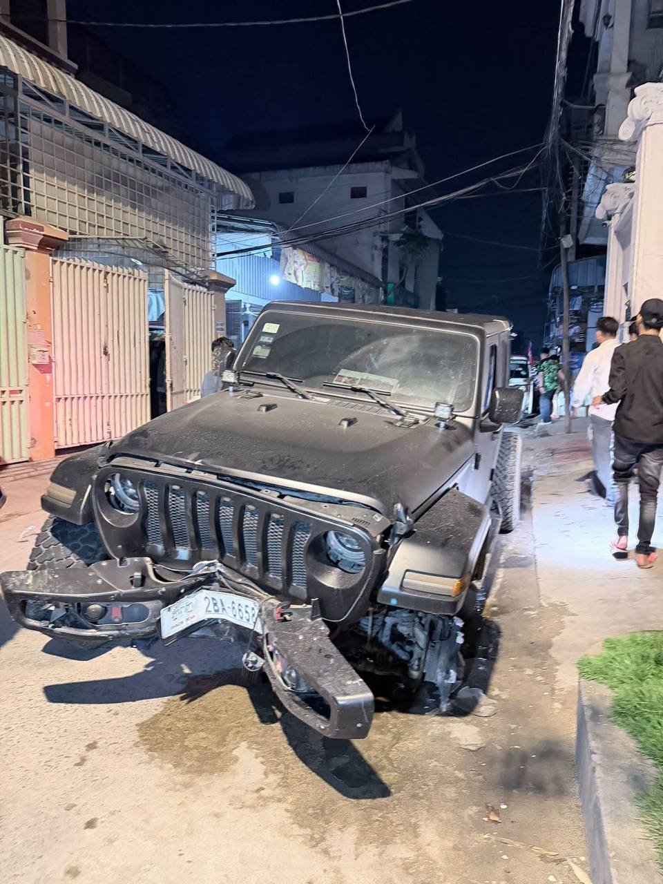金边271路发生严重车祸 肇事车辆撞击银行安保
