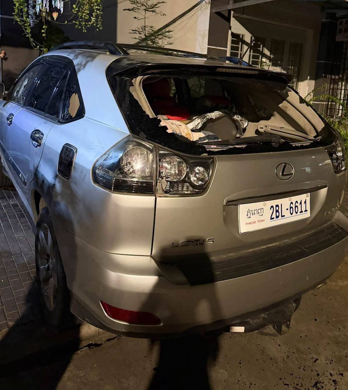 一名女子因债务纠纷在醉酒状态下持斧头损毁一辆雷克萨斯RX33