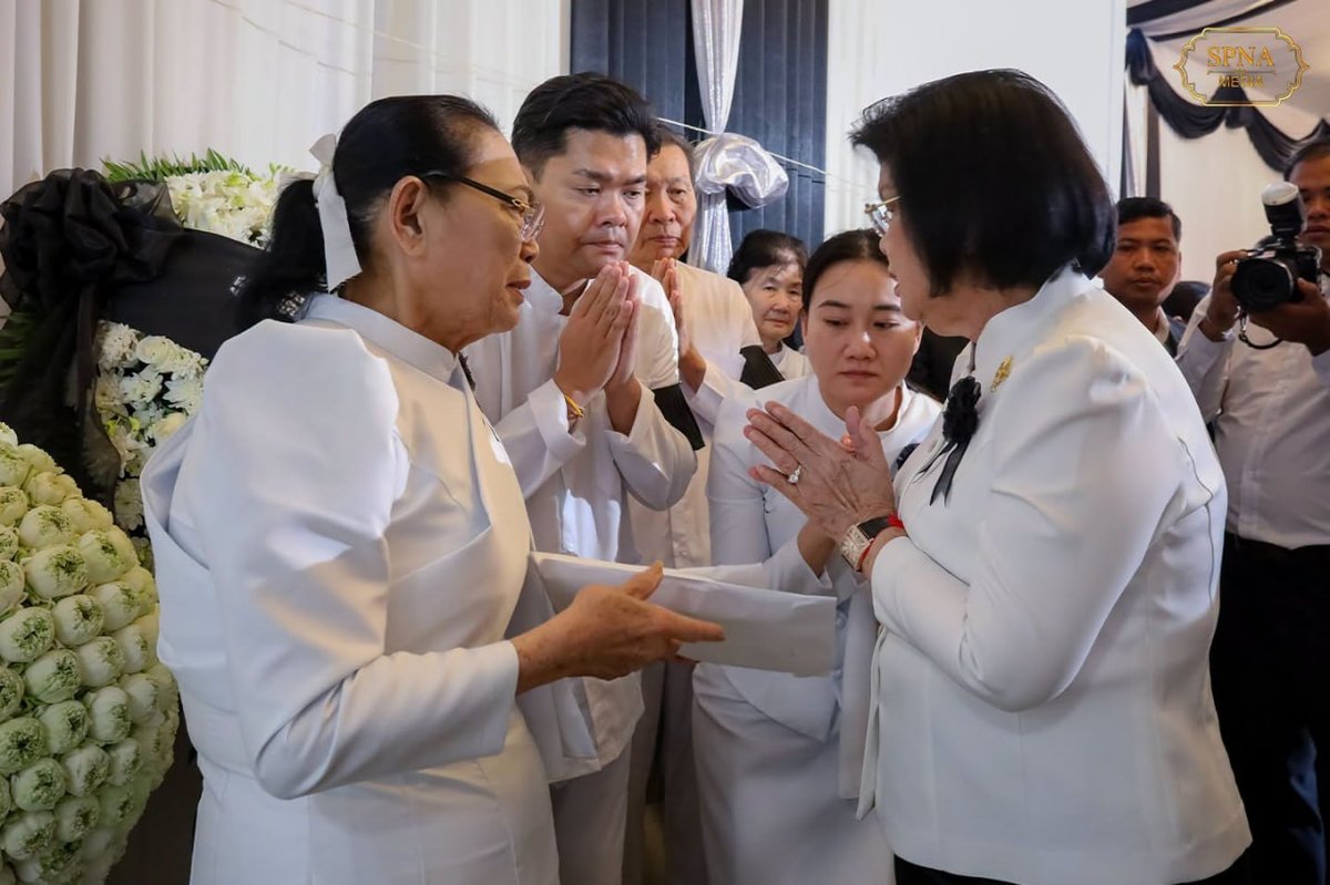 柬埔寨国会主席坤淑达丽出席陈沙伦葬礼并追授勋章