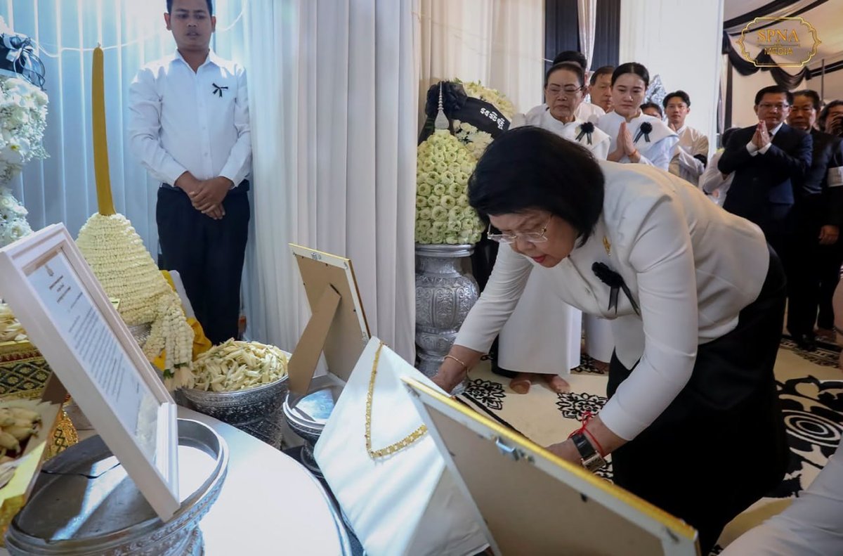 柬埔寨国会主席坤淑达丽出席陈沙伦葬礼并追授勋章