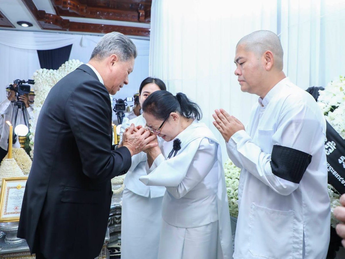 孙占托率团吊唁前农林渔业部部长陈沙伦
