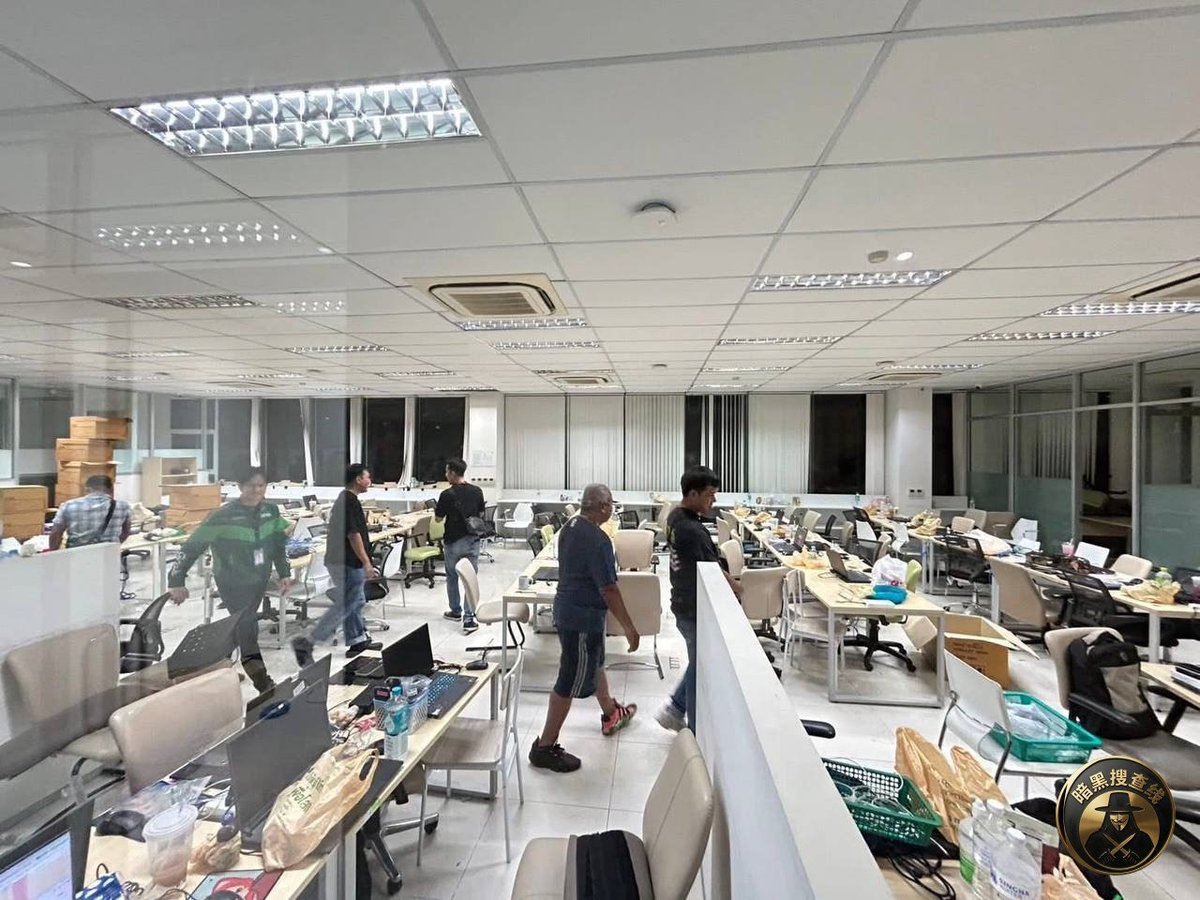 马来西亚榔城某大楼今晚遭突击检查,警方控制100余名涉嫌网络