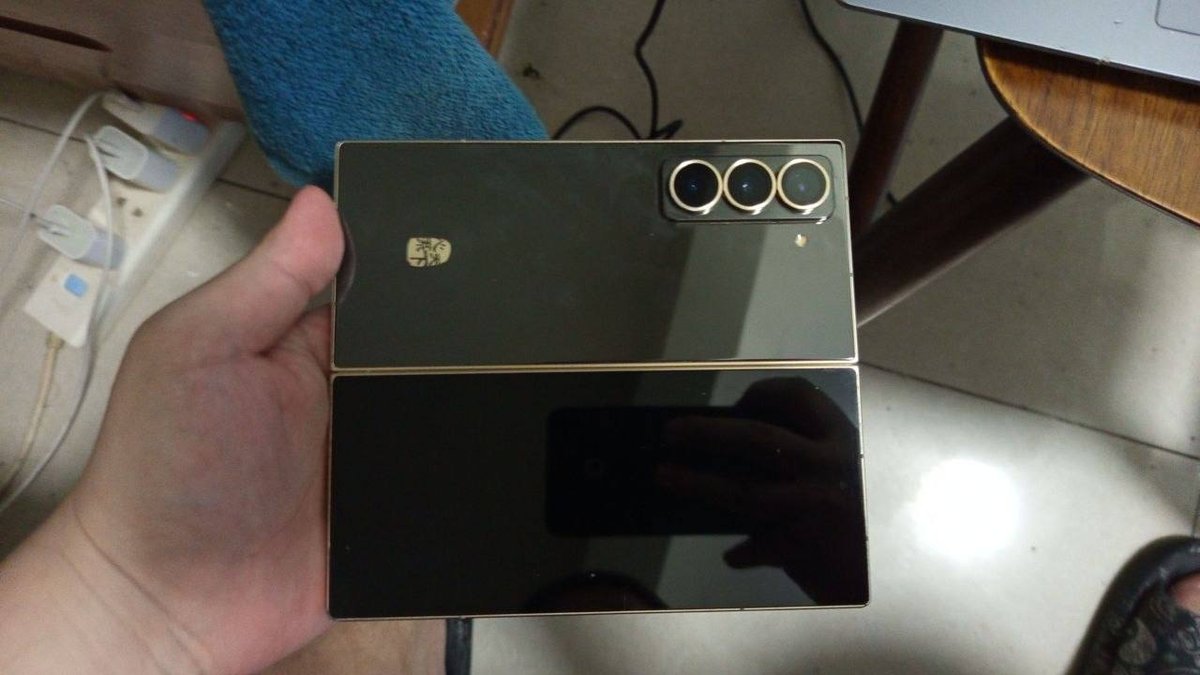 西港转让95新三星W25折叠屏手机 售价$800
