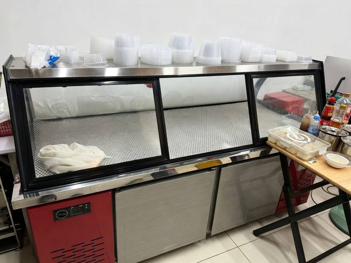 金边富力餐饮设备转让 熟食柜冰柜封装机仅用3个月