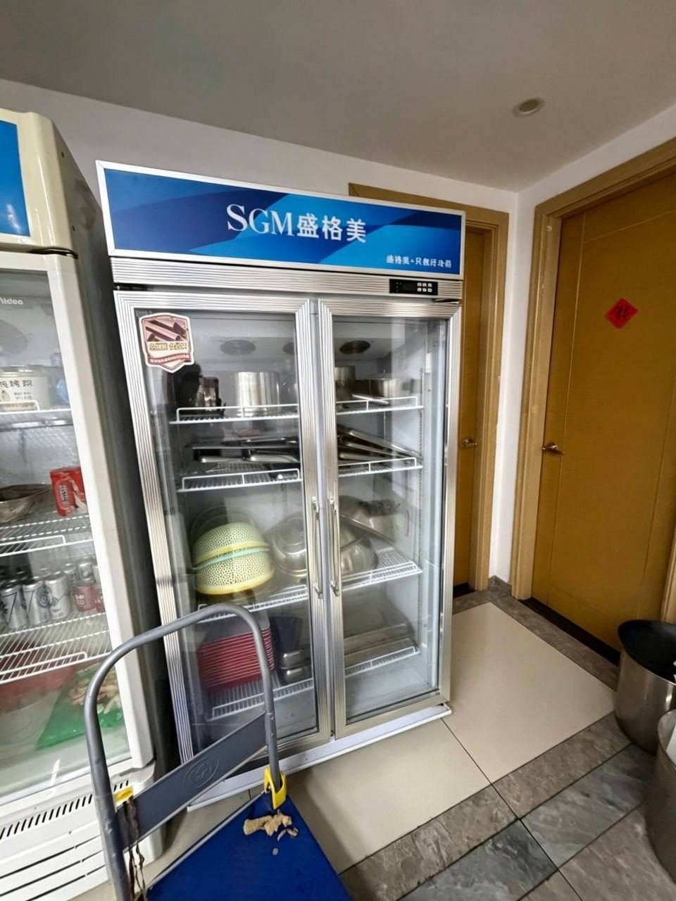 金边富力餐饮设备转让 熟食柜冰柜封装机仅用3个月