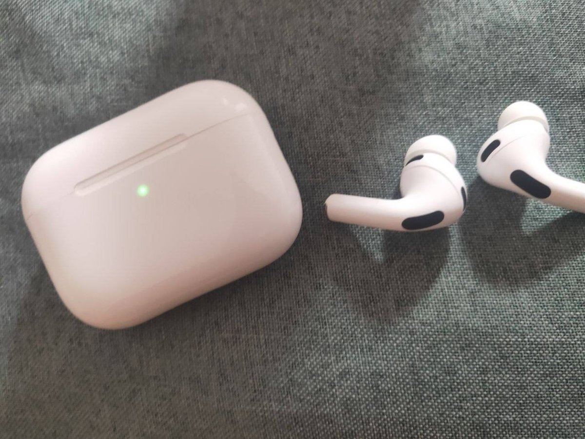 西港转让苹果AirPods Pro 3蓝牙耳机 成色新$13