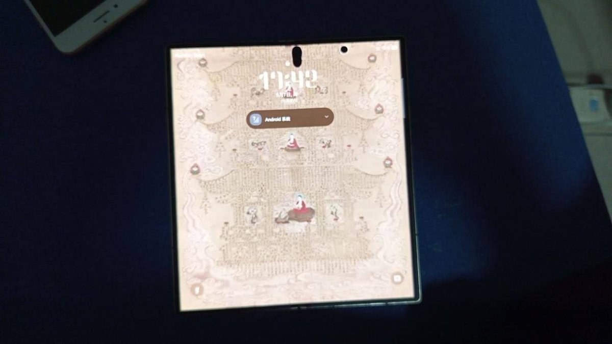 西港转让三星W25折叠屏手机 95新仅售$800