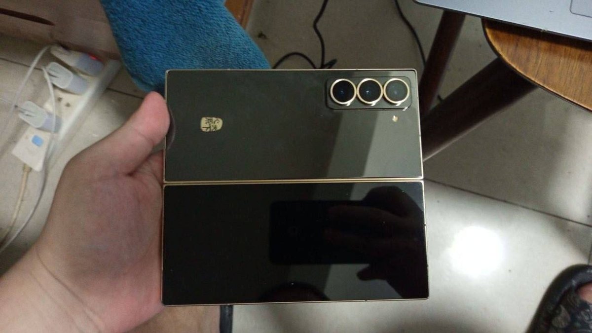 西港转让三星W25折叠屏手机 95新仅售$800