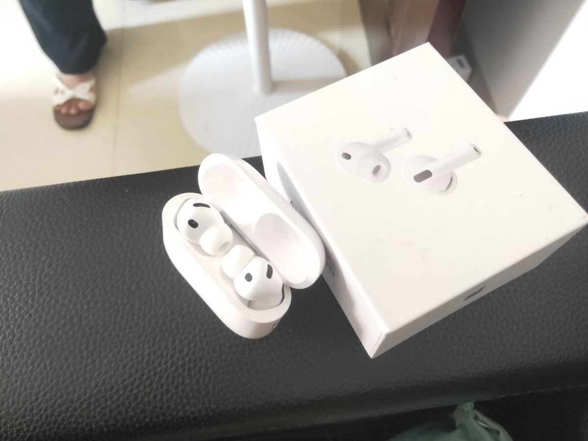 西港转让二手AirPods Pro 3耳机 120$