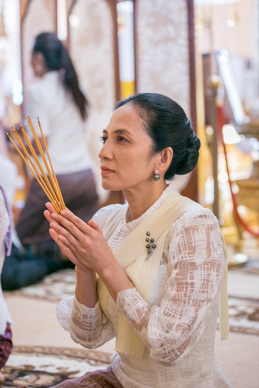 洪玛奈夫人出席乌那隆寺亡人节诵经仪式