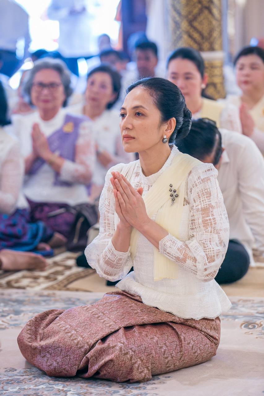 洪玛奈夫人出席乌那隆寺亡人节诵经仪式