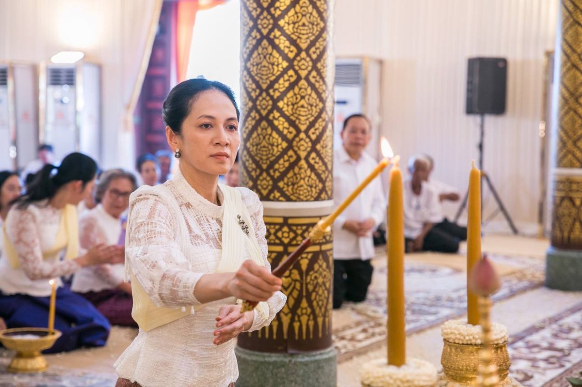 洪玛奈夫人出席乌那隆寺亡人节诵经仪式