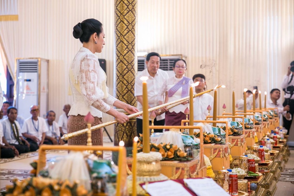 洪玛奈夫人出席乌那隆寺亡人节诵经仪式