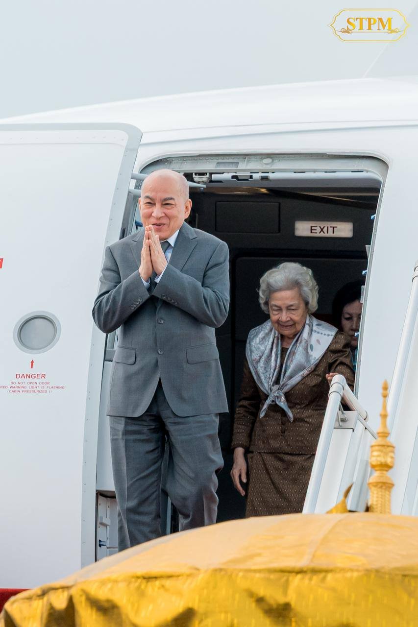 洪玛奈总理夫妇前往金边国际机场迎接国王太后回国