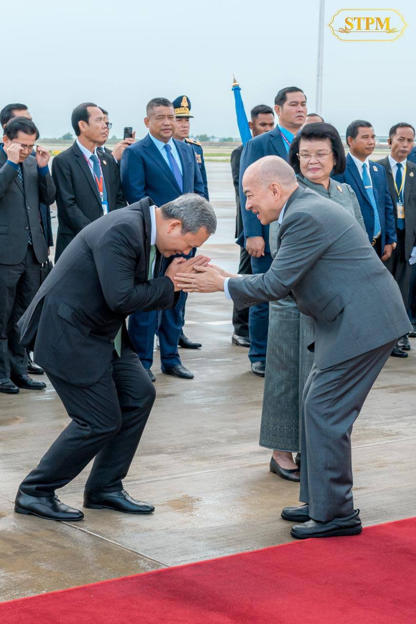 洪玛奈总理夫妇前往金边国际机场迎接国王太后回国