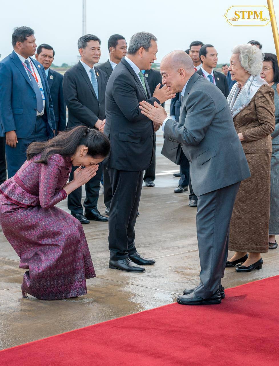 洪玛奈总理夫妇前往金边国际机场迎接国王太后回国