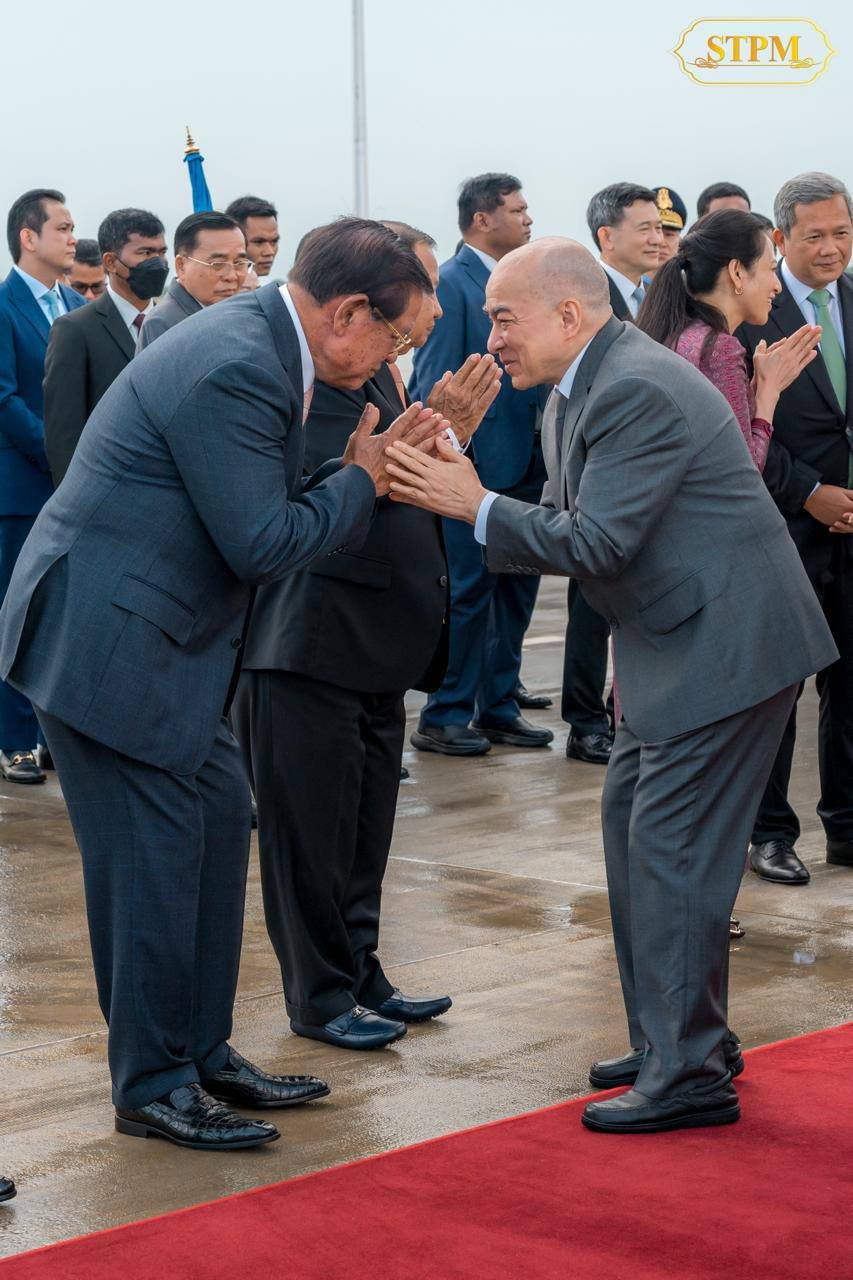 洪玛奈总理夫妇前往金边国际机场迎接国王太后回国