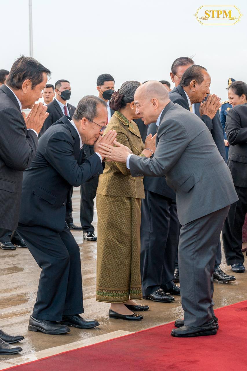 洪玛奈总理夫妇前往金边国际机场迎接国王太后回国