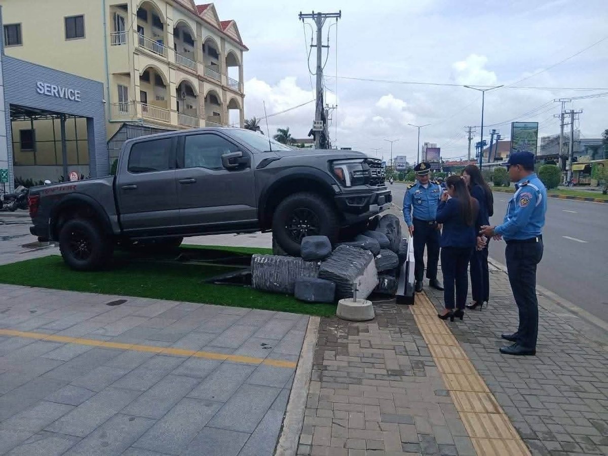 柬埔寨交通法严禁路边违章建筑及遮挡视线广告