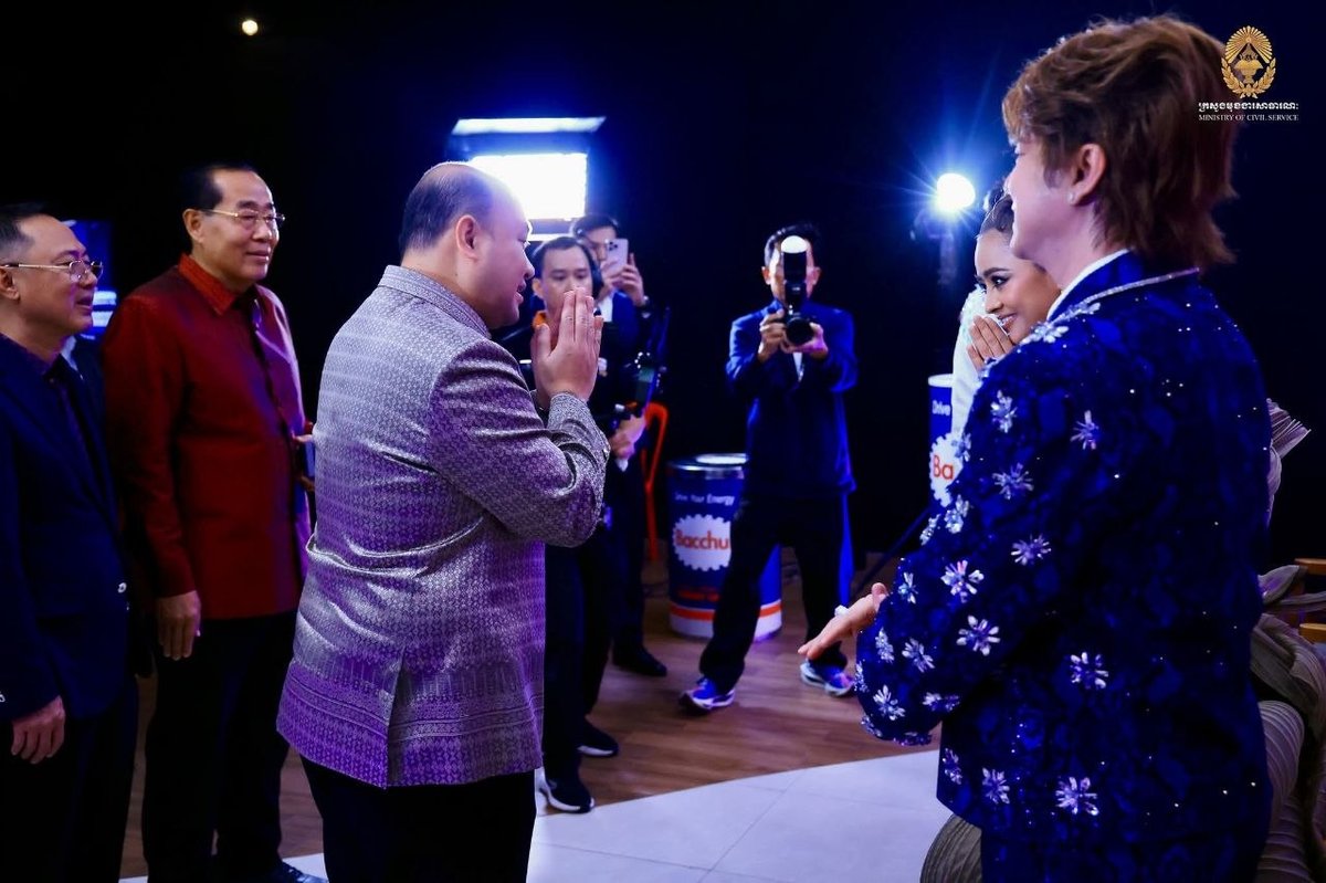 洪玛尼出席X Factor Cambodia决赛 鼓励青年追
