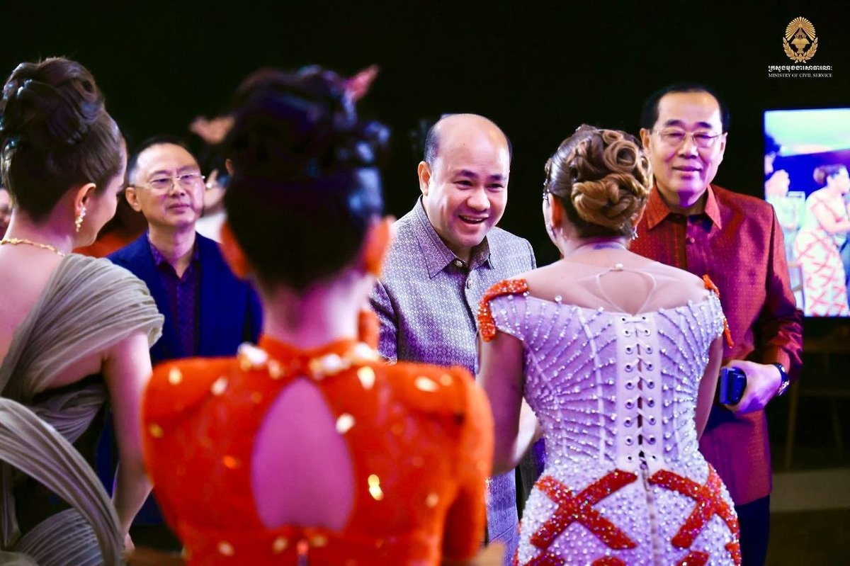 洪玛尼出席X Factor Cambodia决赛 鼓励青年追