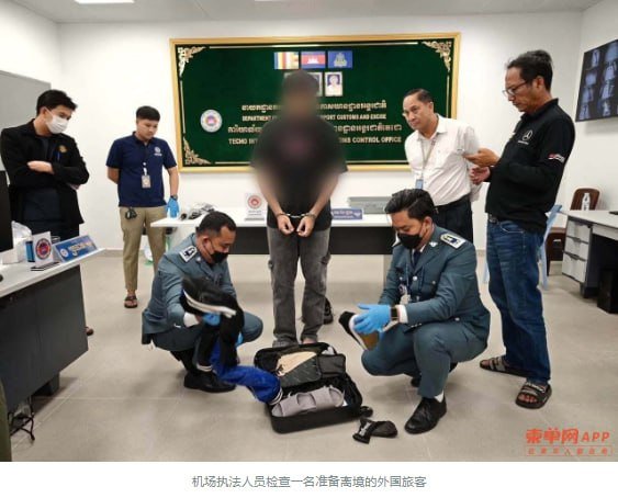 9月8日,德崇国际机场执法人员在一名外籍旅客行李中查获19小
