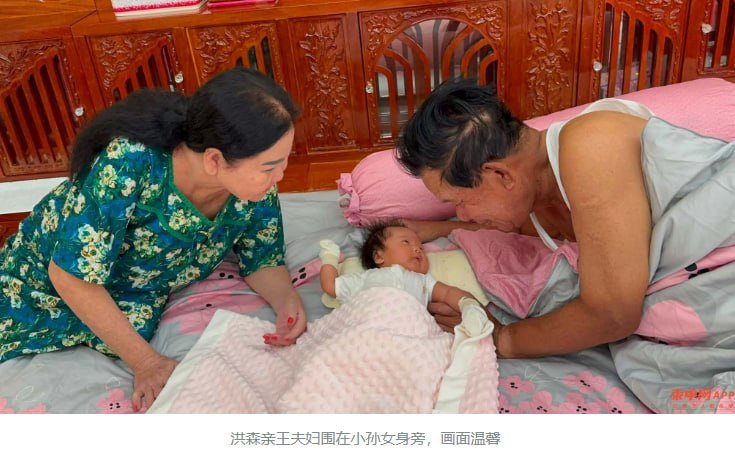 洪玛尼副首相携女儿拜见长辈,洪森亲王夫妇及洪玛耐首相夫妇温馨