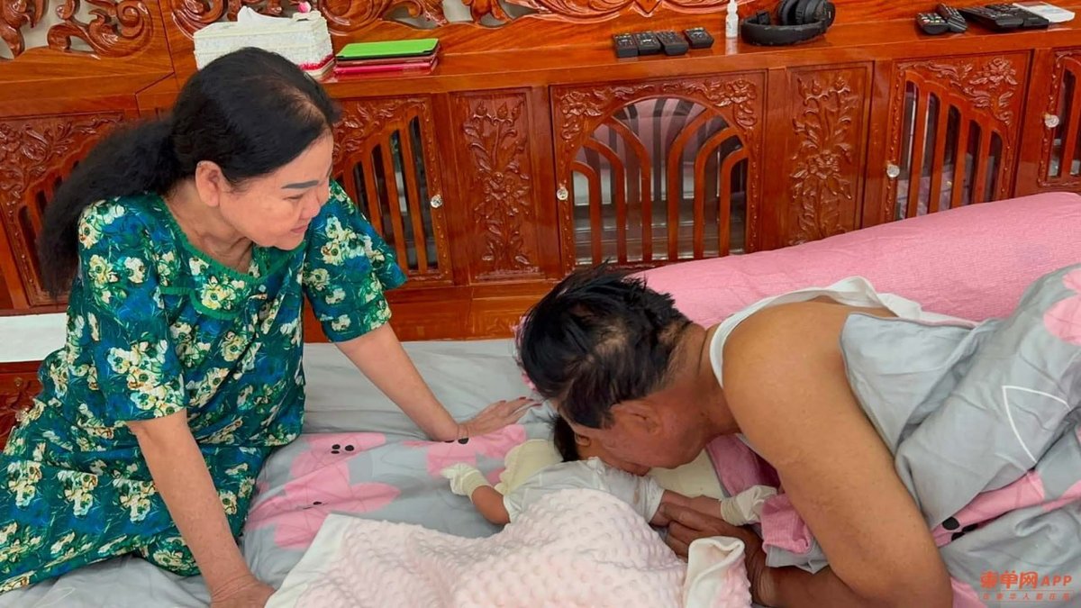 洪玛尼副首相携女儿拜见长辈,洪森亲王夫妇及洪玛耐首相夫妇温馨
