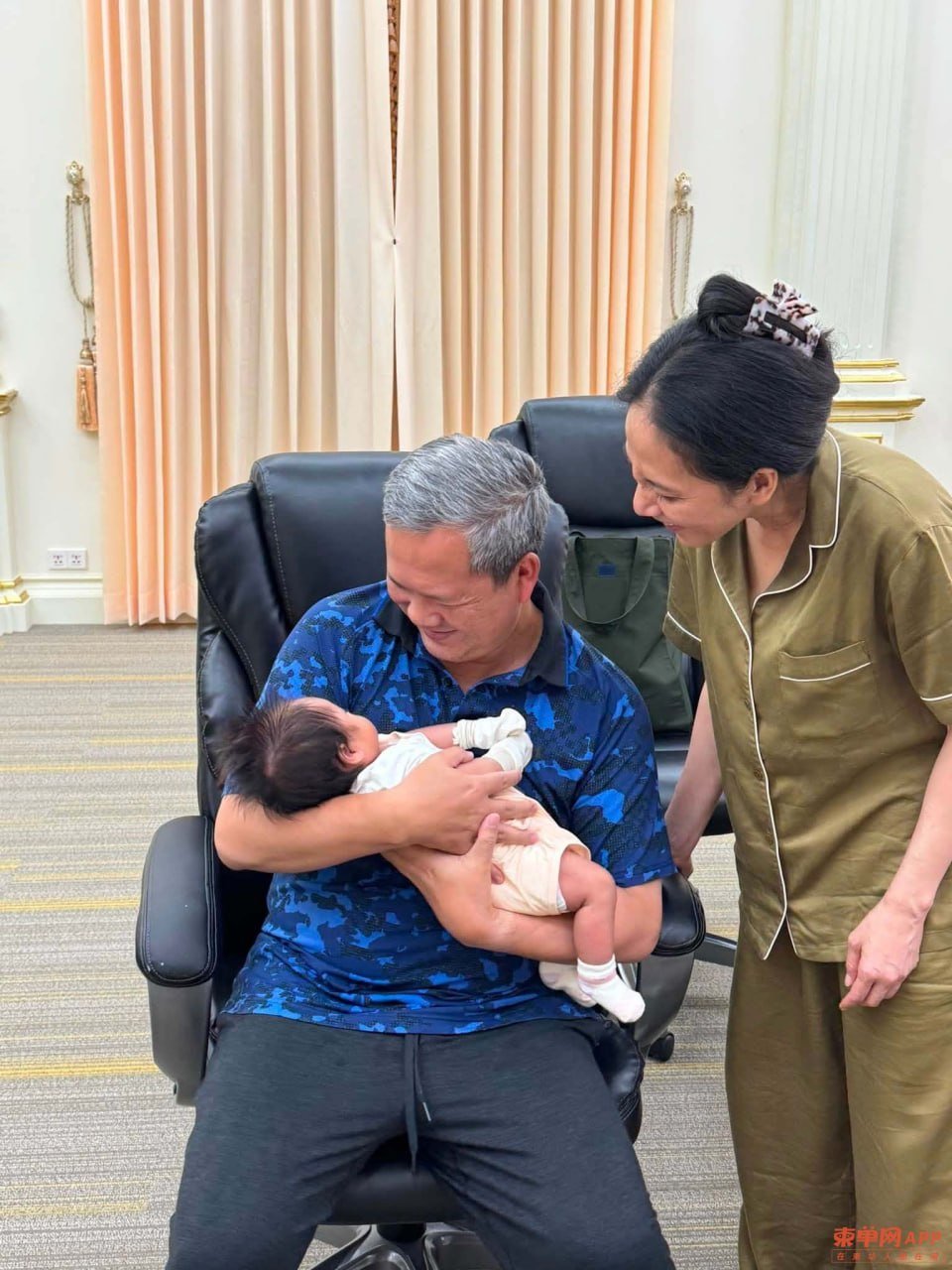 洪玛尼副首相携女儿拜见长辈,洪森亲王夫妇及洪玛耐首相夫妇温馨