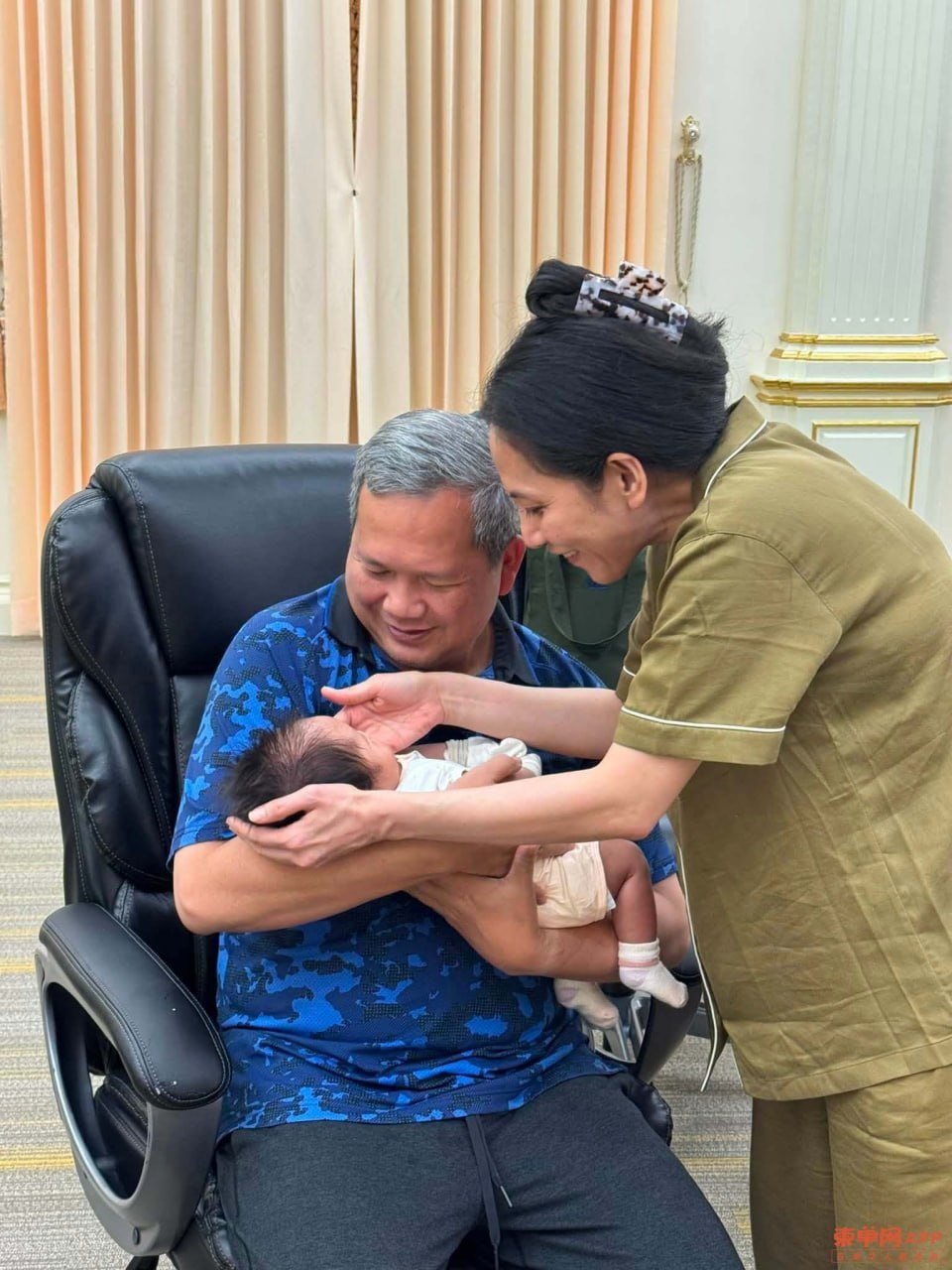 洪玛尼副首相携女儿拜见长辈,洪森亲王夫妇及洪玛耐首相夫妇温馨