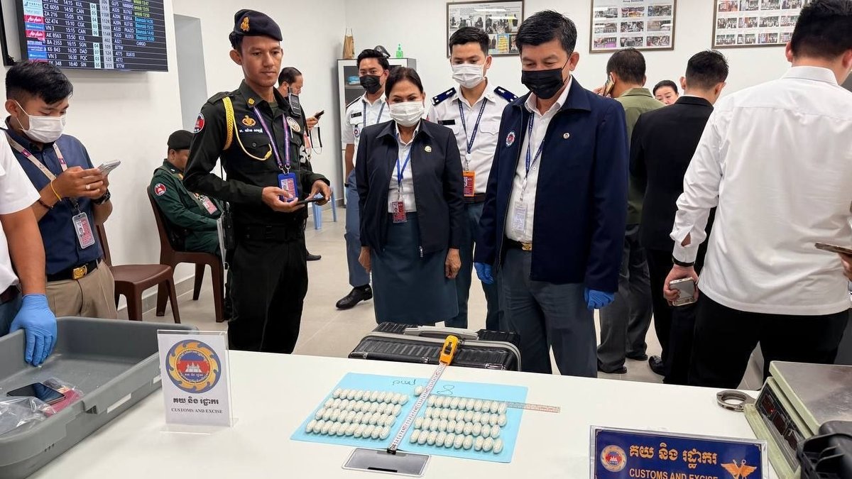 德崇国际机场查获毒品走私 570克海洛因藏匿行李中