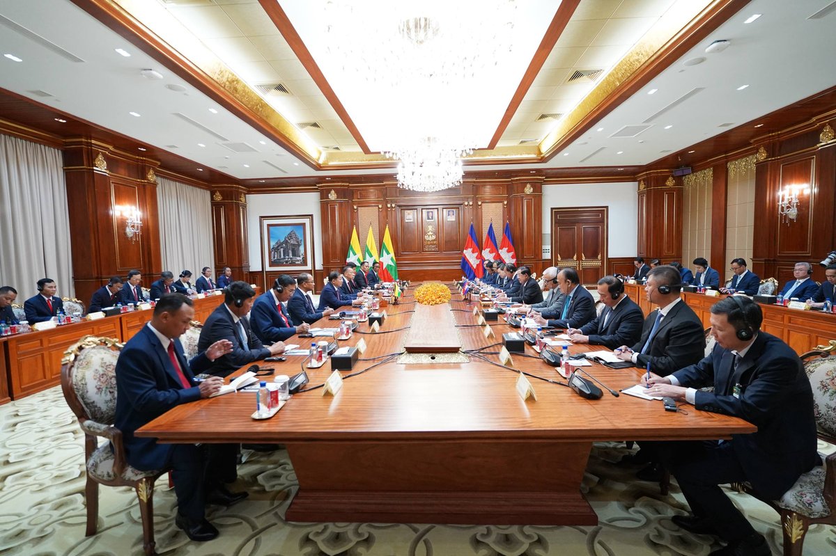 柬埔寨国家代元首洪森与缅甸领导人敏昂莱在金边举行特别峰会,双