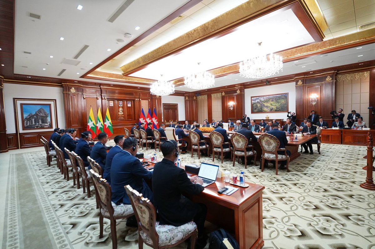柬埔寨国家代元首洪森与缅甸领导人敏昂莱在金边举行特别峰会,双