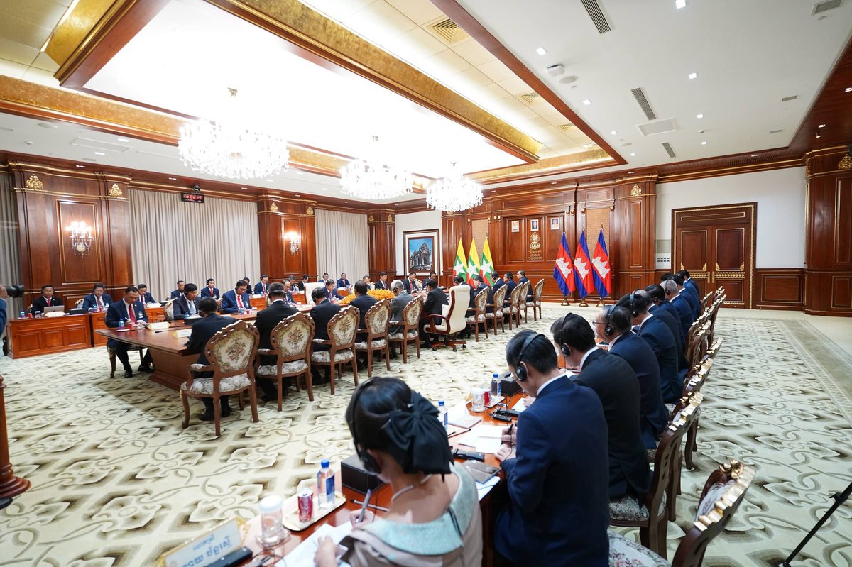 柬埔寨国家代元首洪森与缅甸领导人敏昂莱在金边举行特别峰会,双