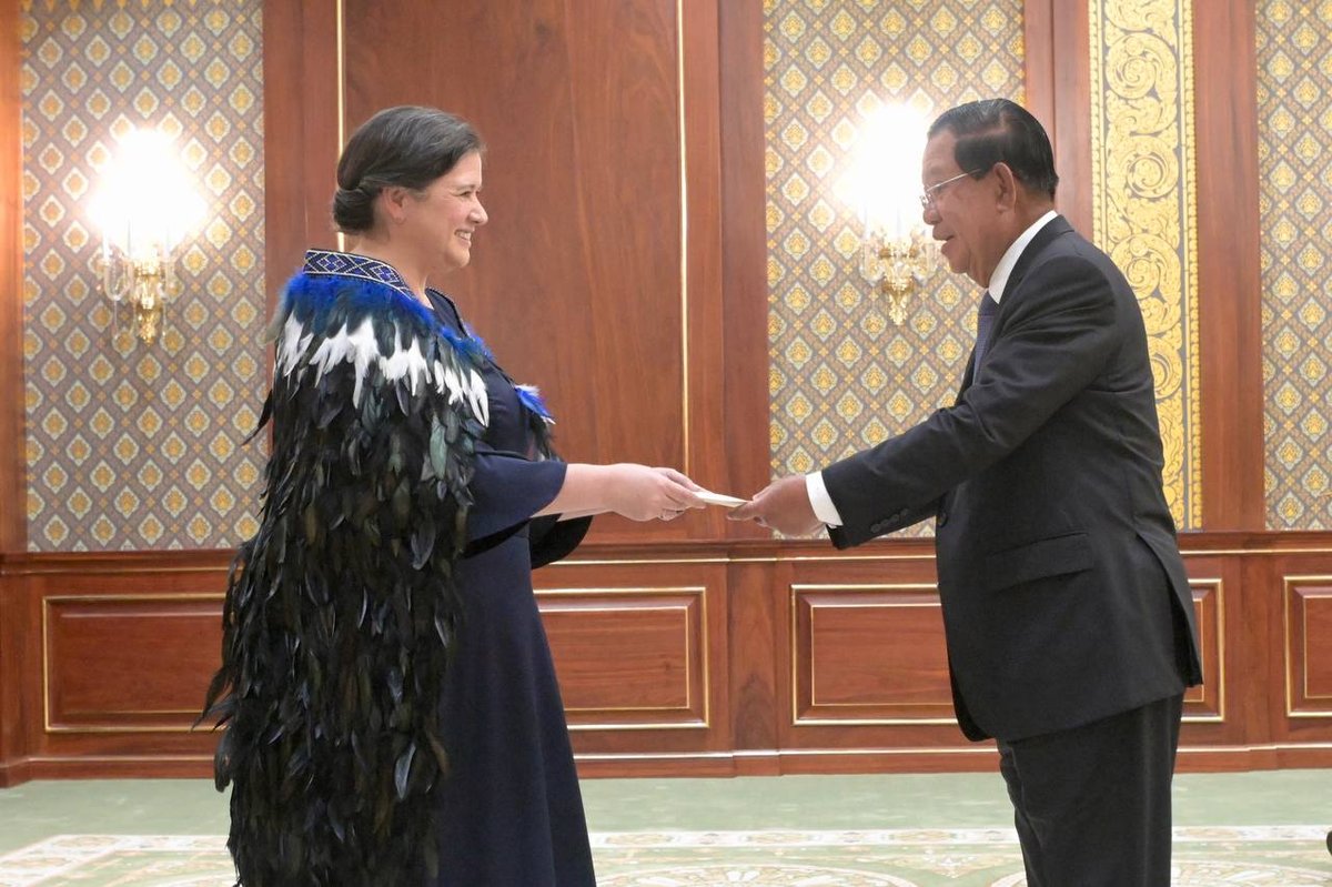 洪森亲王接受新西兰新任驻柬大使递交国书