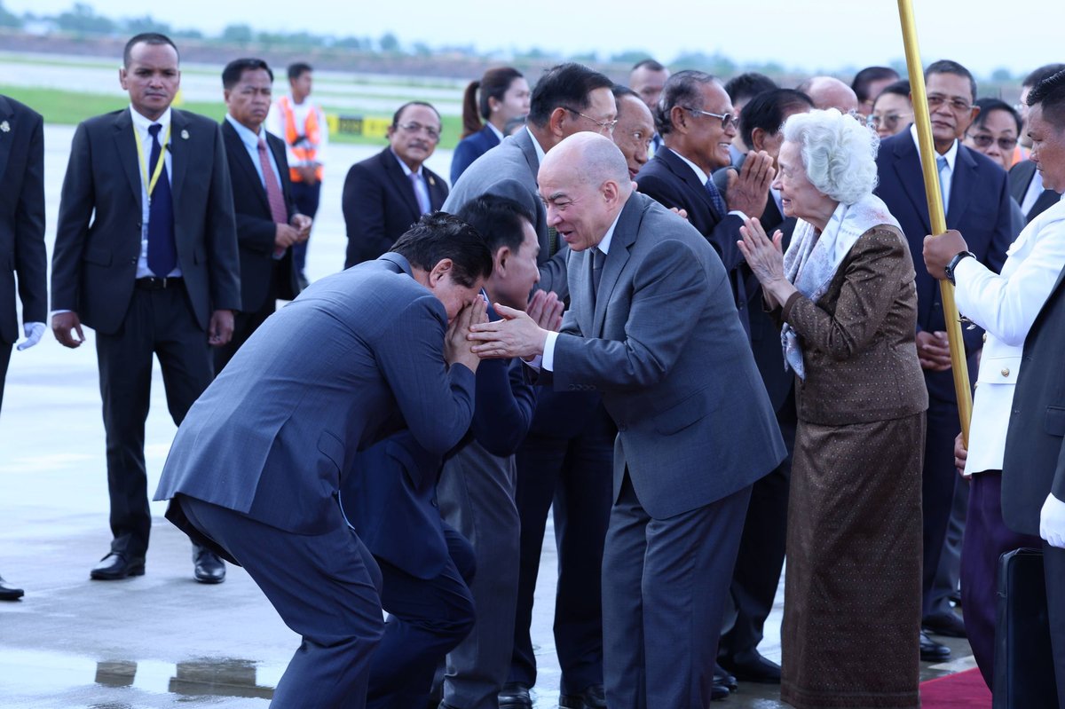 柬埔寨国王诺罗敦·西哈莫尼及国母诺罗敦·莫尼列·西哈努克结束