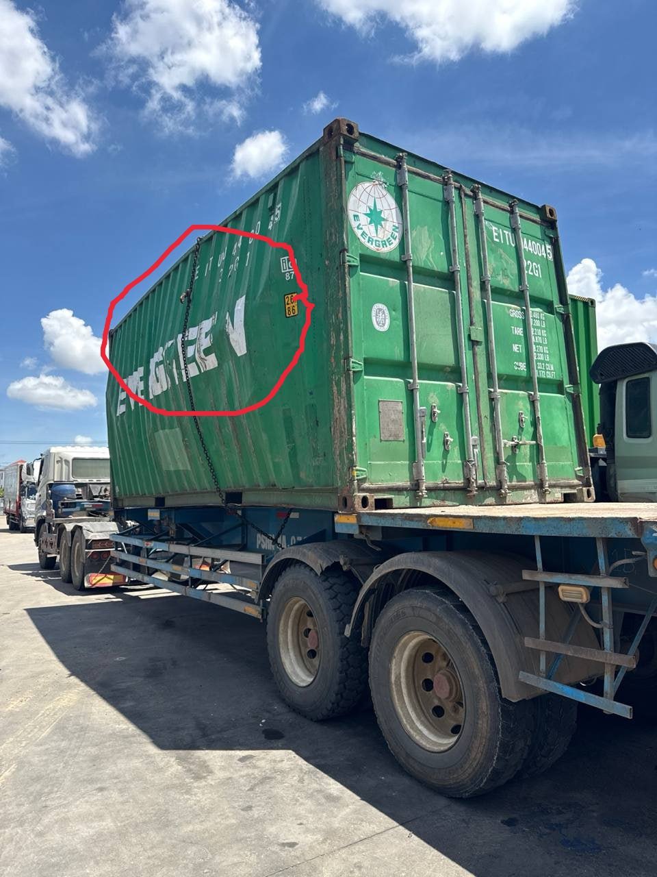 急寻重型机械协助搬运货物 避免车辆倾覆风险